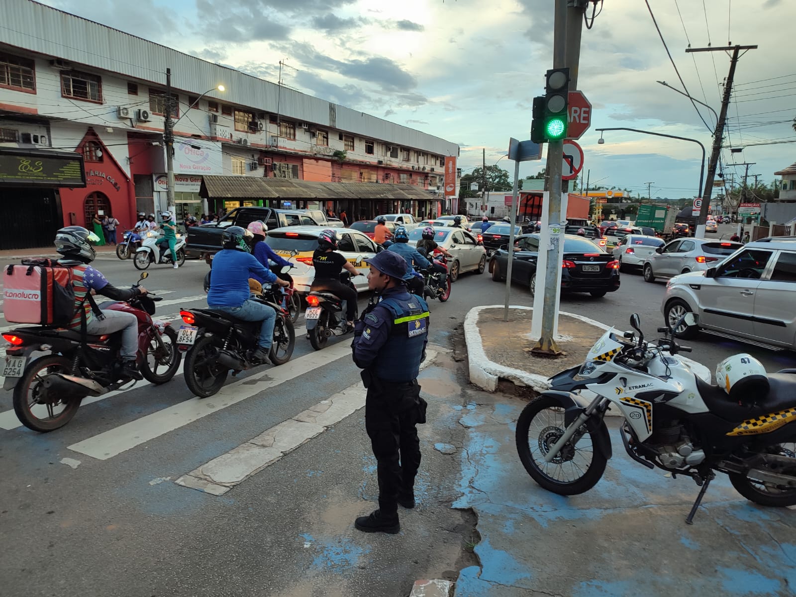 Na Ceará um caos no trânsito, na Getúlio Vargas quase um dia de feriado em Rio Branco